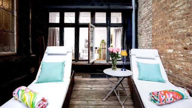 Transform Your Summer Dining with DIY Floral Lamp Arrangements