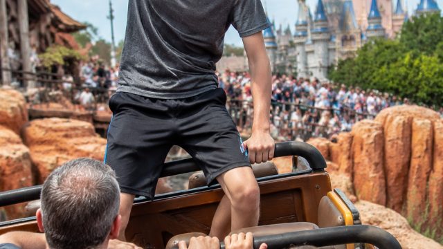 Teen's Risky Move on Disneyland Ride Sparks Safety Concerns | rtp balislot88, daftar rajaasia88